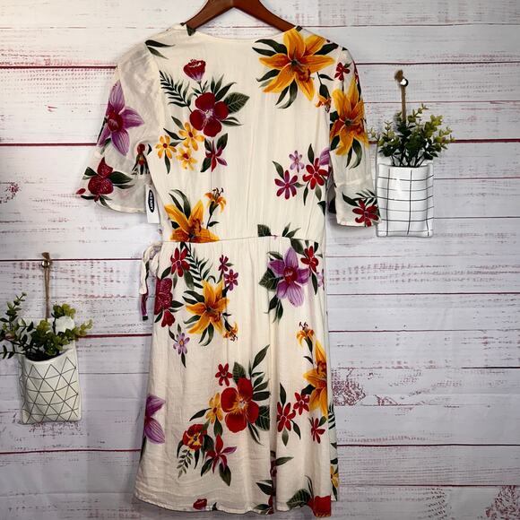 New Old Navy White & Floral Wrap Dress Size Medium - Picture 7 of 9